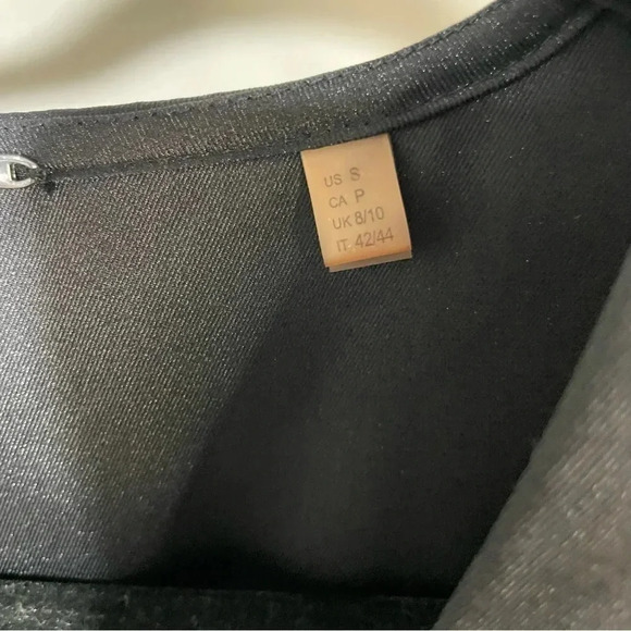 Elie Tahari Black Satin Sleeveless Peplum Button Up Blouse Women’s Size Small - Picture 3 of 4